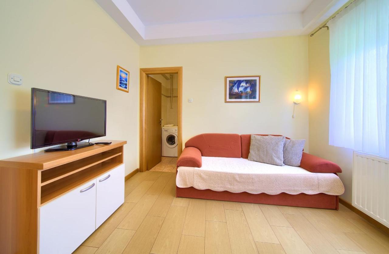 Apartments Jele Malinska Esterno foto