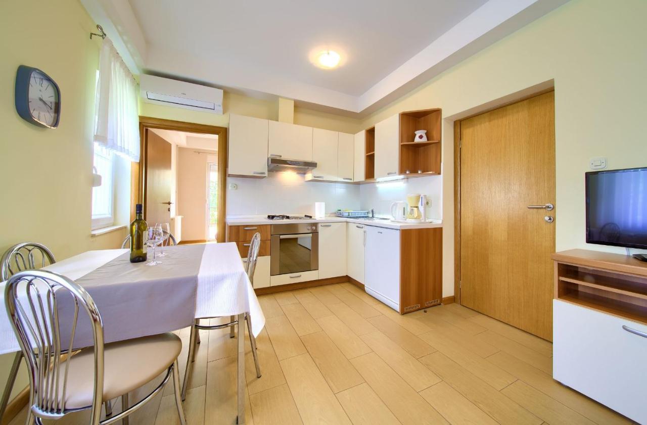 Apartments Jele Malinska Esterno foto